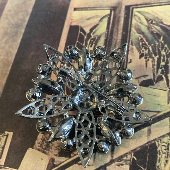 Vintage purple flower corsage brooch. - Picture 3 of 5